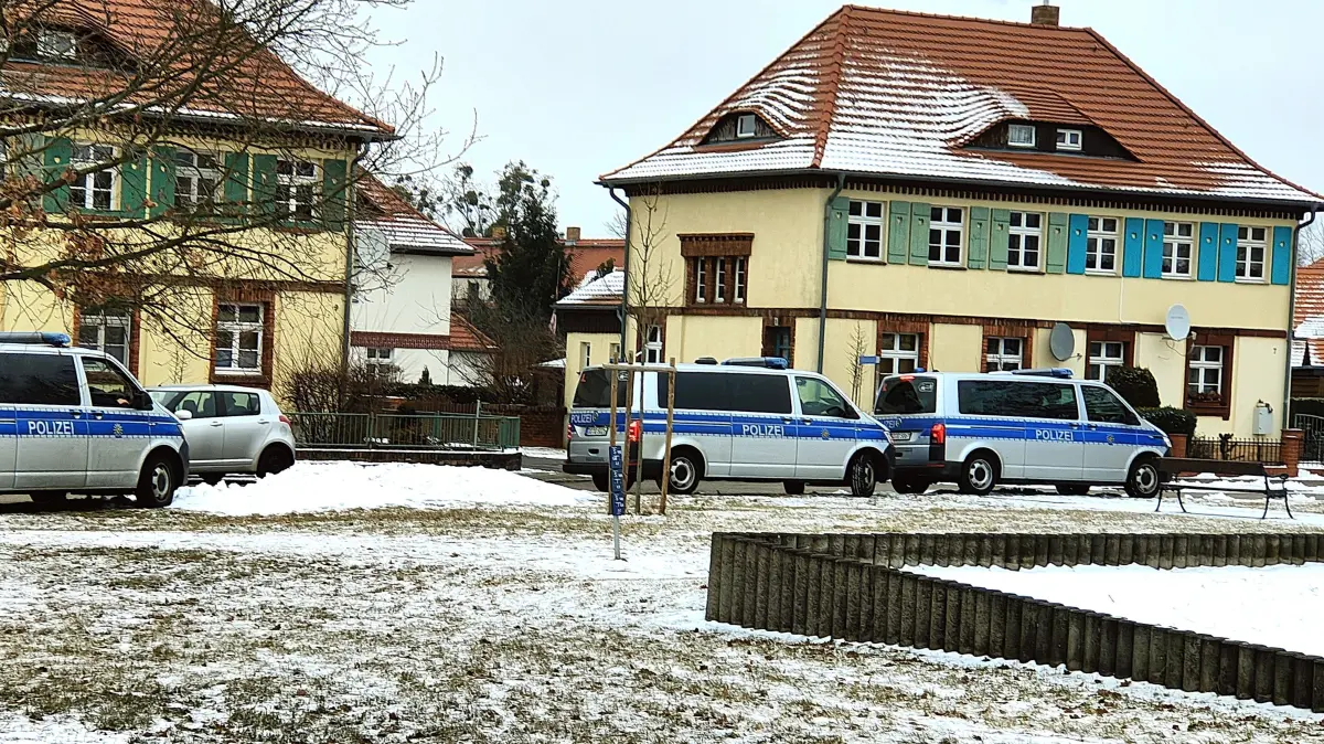 Polizeieinsatz in Lauta: Das SEK nimmt einen mutmaßlichen Reichsbürger fest und führt ihn dem Haftrichter vor.