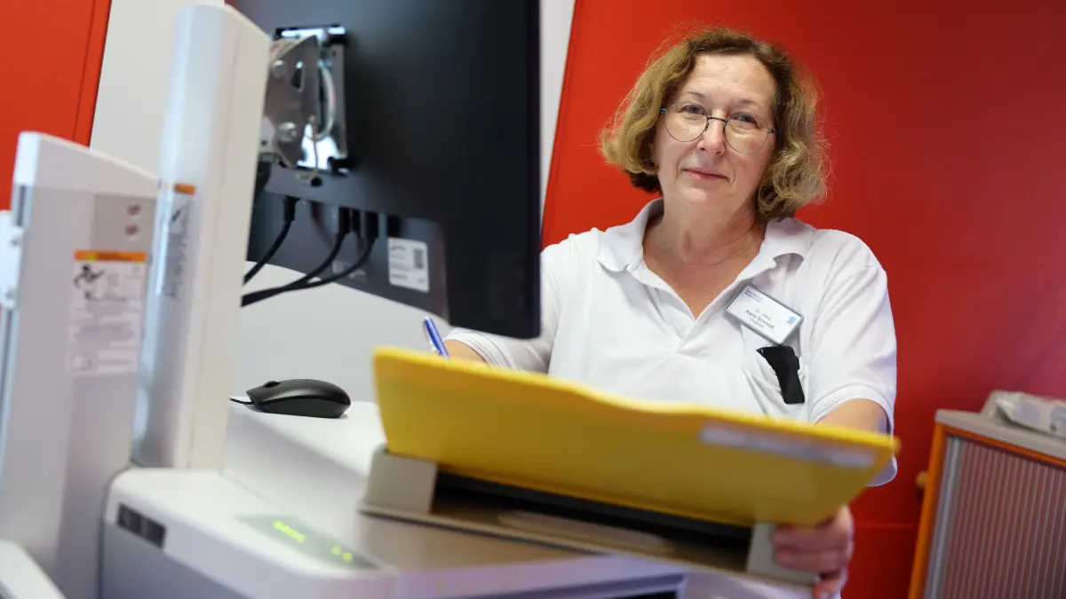 Arbeitsalltag auf der Station zwischen Patientenbett, Schreibtisch und Visitewagen: Mehr als 30 Jahre lang hat sich Dr. Karin Schmidt mit ihrem multiprofessionellen Team um hochbetagte und oft multimorbide Patienten gekümmert.