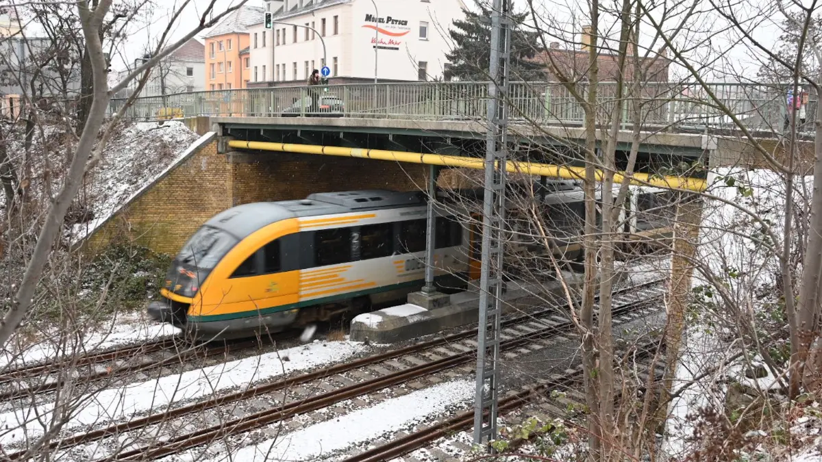 Nadelöhr für den Verkher in Weißwasser: Die Brücke über die Bahnlinie zwischen Cottbus und Görlitz muss bei einem Ausbau der Bahnstrecke erneuert werden. Dabei muss auch mehr Freiraum für die Oberleitung gelassen werden. Das bringt aber neue Probleme mit sich, da die Rampe für die B156 verlängert werden müsste (im Hintergrund).
