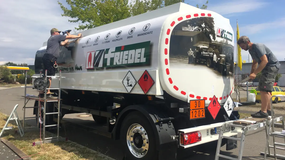 Durch Folierung können an Fahrzeugen jeder Größe relativ zügig die Farbe und die Motive geändert werden. Doch auch dafür bräuchte die Elsterwerbung in Elsterwerda neue Mitarbeiter.