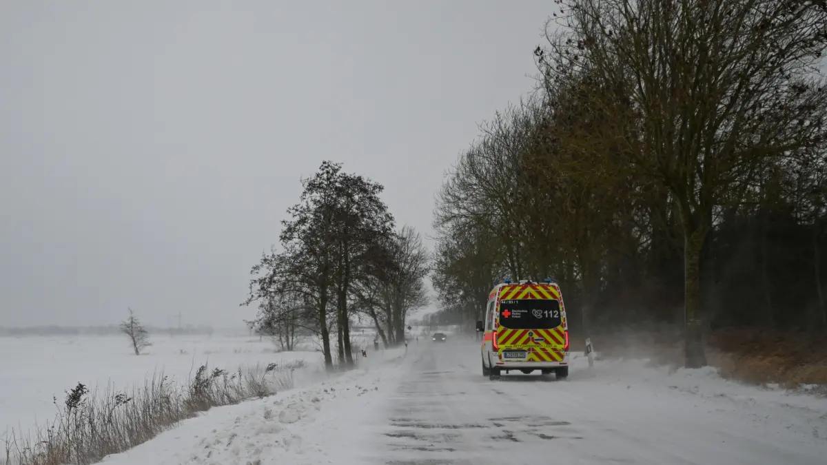 Ein Rettungswagen fährt über eine verschneite Straße. So reagiert die Politik in Potsdam auf das Urteil des Oberverwaltungsgerichts Berlin-Brandenburg. (Symbolbild)
