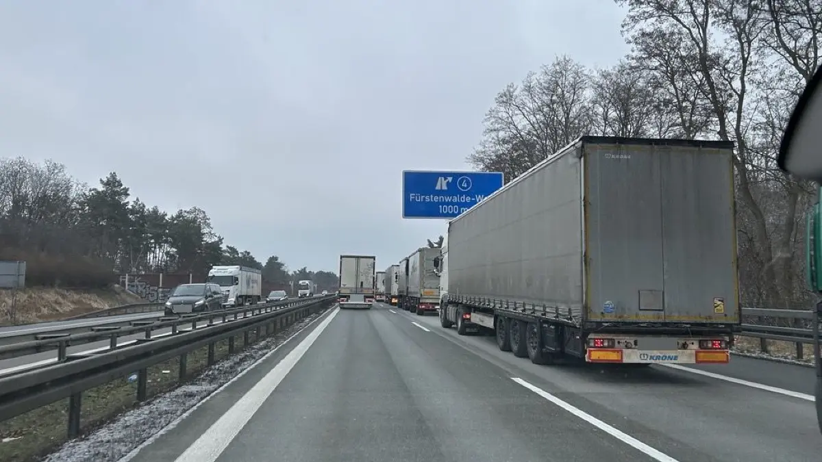 Zäh fließt der Verkehr derzeit auf der A12 zwischen Storkow und Fürstenwalde.