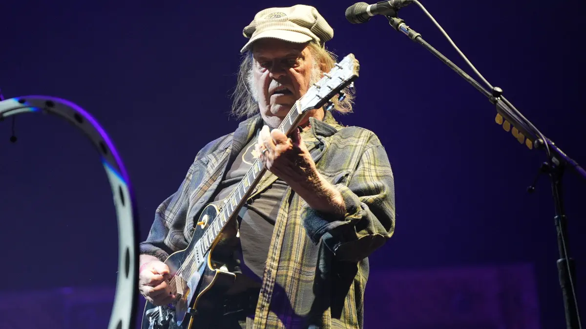 Neil Young bei einem Auftritt auf der Pyramid Stage während des Glastonbury Festivals in Worthy Farm in Somerset. +++ dpa-Bildfunk +++