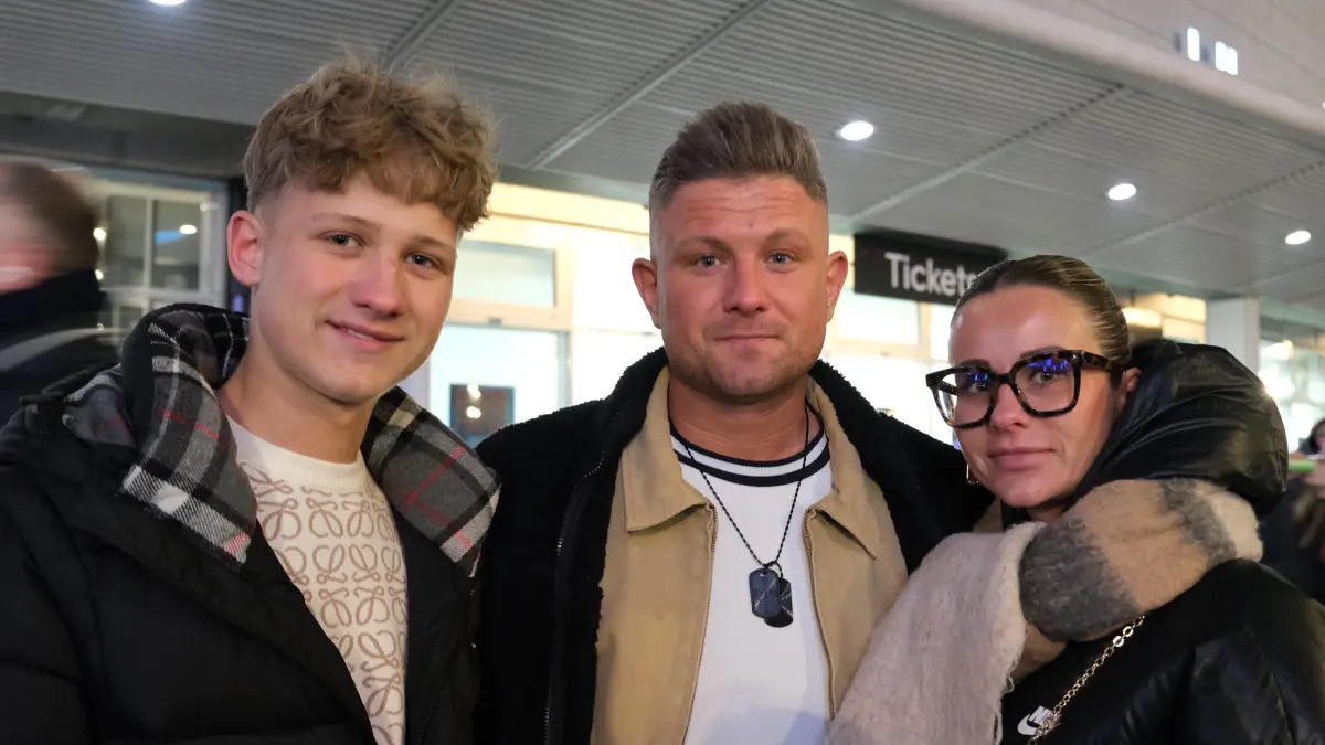Ein Jahr später als geplant können die drei endlich ihr Familien-Weihnachtsgeschenk einlösen. Von ihrem ersten Apache-Konzert erhoffen sie sich eine richtig gute Show und viele Hits.