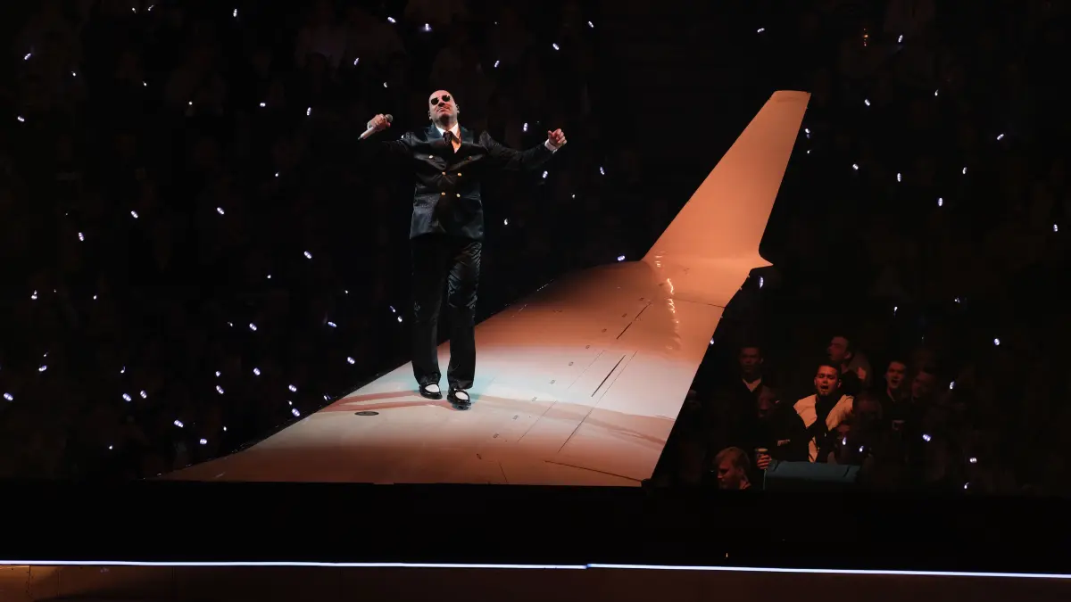 Apache 207 legt in der Uber Arena einen großen Auftritt hin: Anstatt einer klassischen Bühne performt der Rapper und Sänger lieber in, auf und unter einem echten Flugzeug.