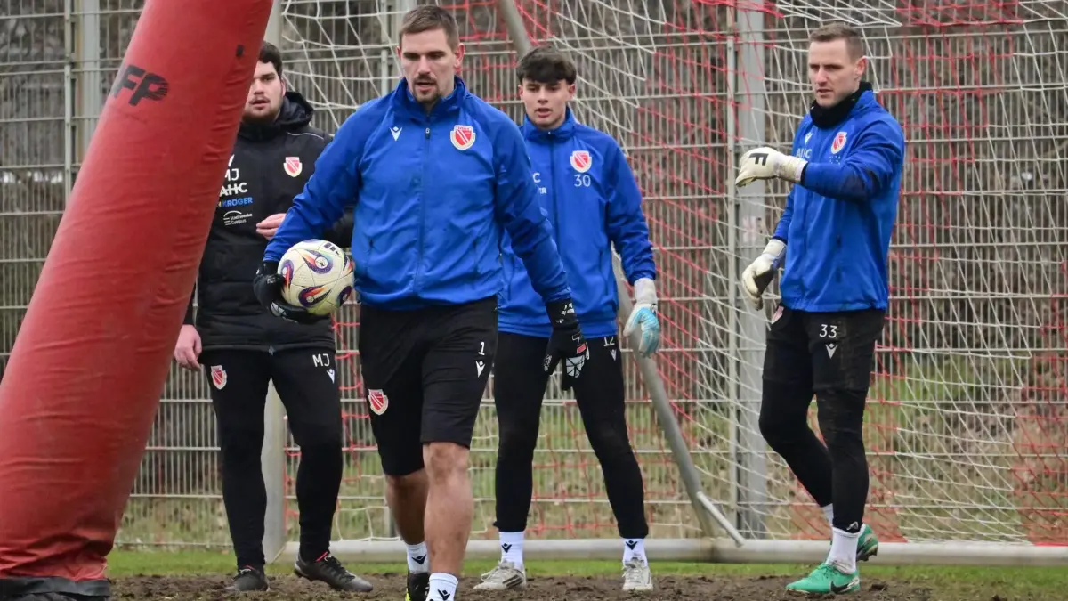 Marvin-Gordon Jahn (l.) leitete am Donnerstag das Torwart-Training bei Energie Cottbus.