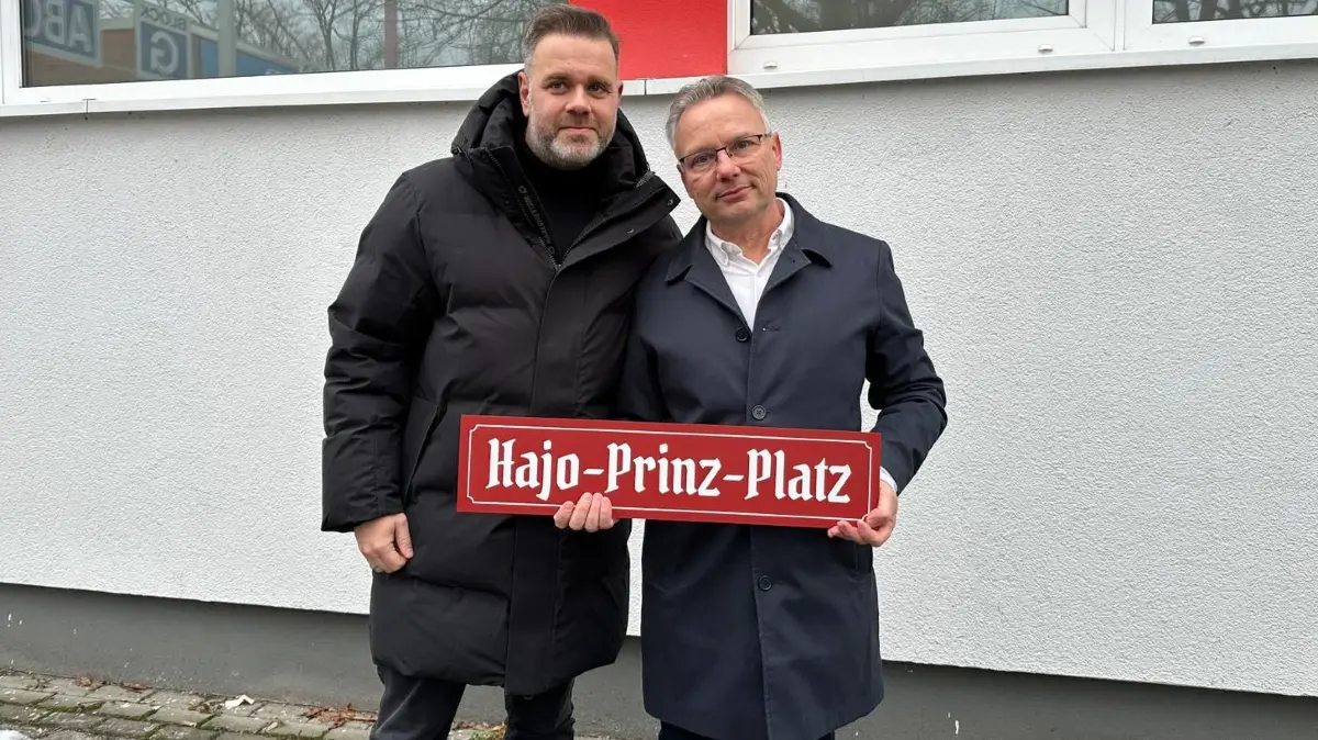 Umbenennung: Am Leag Energie Stadion gibt es künftig den Hajo-Prinz-Platz. Vereinspräsident Sebastian Lemke (l.) weiht mit Prinz' Sohn Alexander ein.