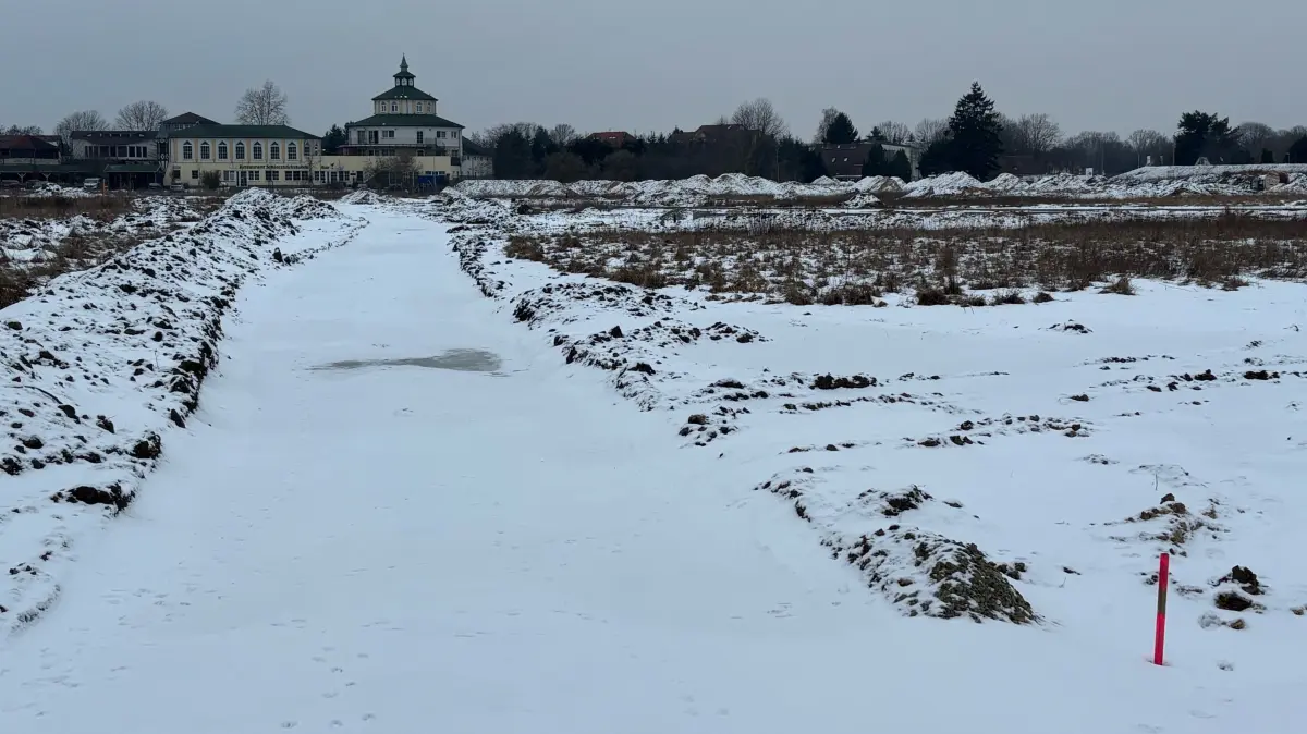 Impression von der winterlichen Baustelle auf dem Buchwalder Dreieck. Die künftigen Straßen sind bereits sichtbar. Derzeit finden kaum Arbeiten statt.