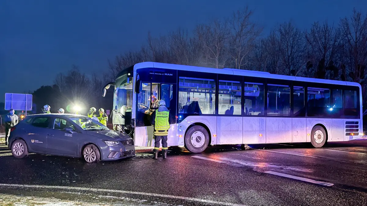 Unfall in Klein Partwitz: An der Kreuzung von S234 und Hauptstraße kollidieren ein Bus und ein Pkw miteinander