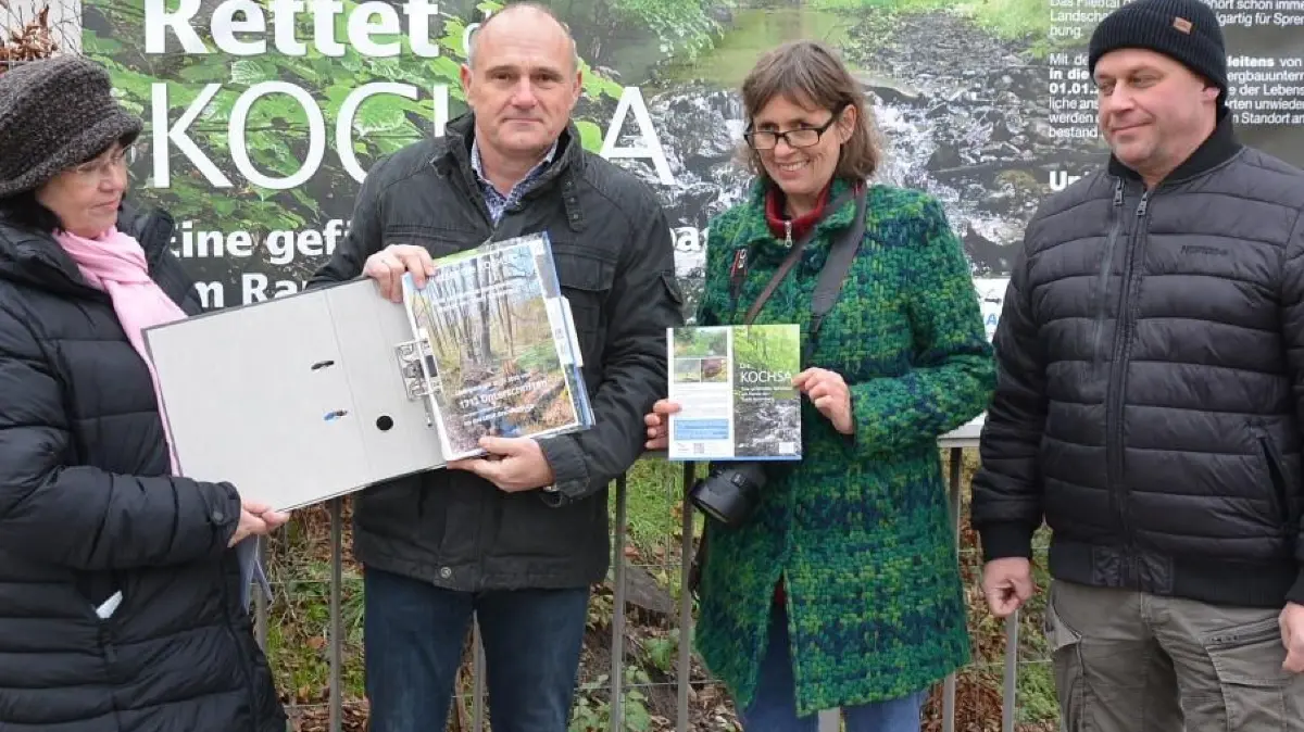 Im Dezember 2022 haben die Spremberger Bürgermeisterin Christine Herntier (l.), der Cantdorfer Ortsvorsteher René Nakoinz und die Nabu-Regionalverbandsvorsitzende Sabine Brückner Holger Vöhl (2. v. l.) vom Landesamt für Bergbau, Geologie und Rohstoffe ihre Dokumentation zur Kochsa und fast 1800 Unterschriften überreicht. Müssen die Bürger erneut aktiv werden?