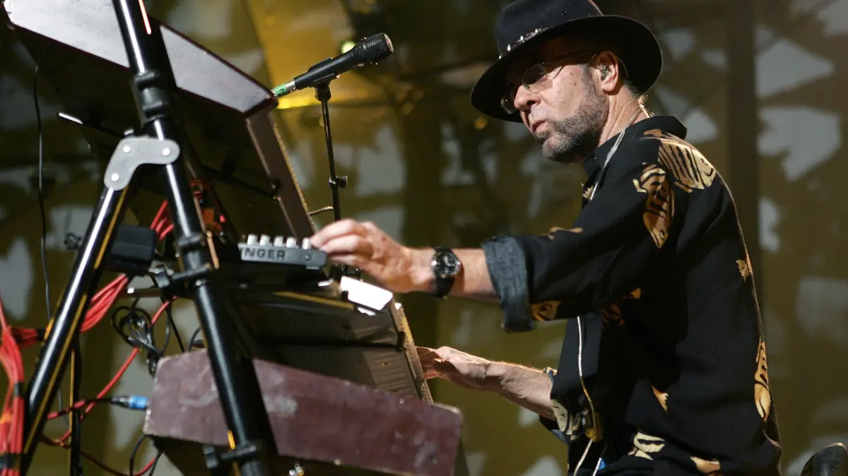 Arbeitsplatz an der Seite der Bühne: Manfred Mann während eines Konzertes mit seiner Earth Band hinter einem beeindruckenden Keyboard-Rack.