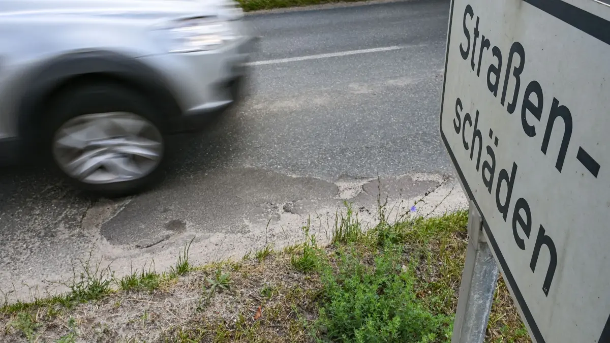 Schäden an Brandenburgs Straßen: ARCHIV - 02.07.2021, Brandenburg, Frankfurt (Oder): Ein Schild mit der Aufschrift «Straßenschäden» ist an einer Straße zu lesen. (zu dpa: «Milliarden für Investitionen in Brandenburg: Mittel ab April») Foto: Patrick Pleul/dpa-Zentralbild/dpa +++ dpa-Bildfunk +++
