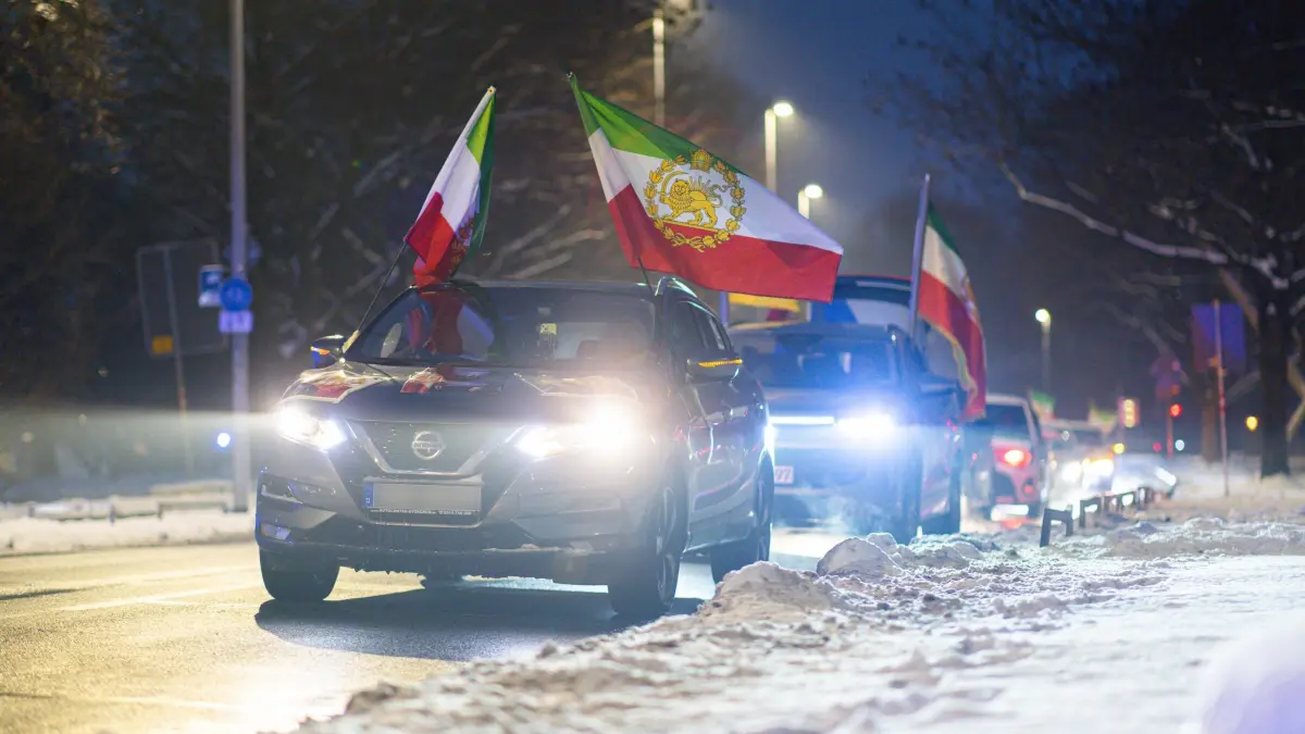 Autokorso gegen Gewalt im Iran: 30.01.2026, Niedersachsen, Hannover: Teilnehmer eines Autokorsos fahren mit iranischen Flaggen an ihren Autos durch die Innenstadt von Hannover. Der Korso steht im Zusammenhang mit Protesten gegen die Gewalt durch die iranische Regierung. Foto: Michael Matthey/dpa - ACHTUNG: Kennzeichen wurden aus rechtlichen Gründen gepixelt +++ dpa-Bildfunk +++