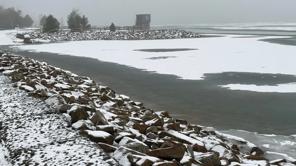 Blick über das künftige Hafenbecken im Partwitzer See hinüber zum schwimmenden Haus. Dieses war das erste seiner Art im Lausitzer Seenland. 2026 wird das Gebäude 20 Jahre alt.