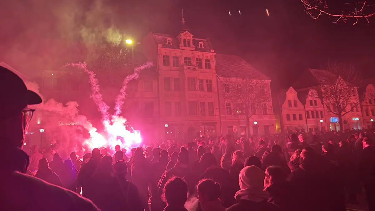 Hunderte Fans des FC Energie haben in Cottbus auf dem Altmarkt Feuerwerk und Bengalfeuer gezündet und damit in den Geburtstag des Vereins gefeiert.