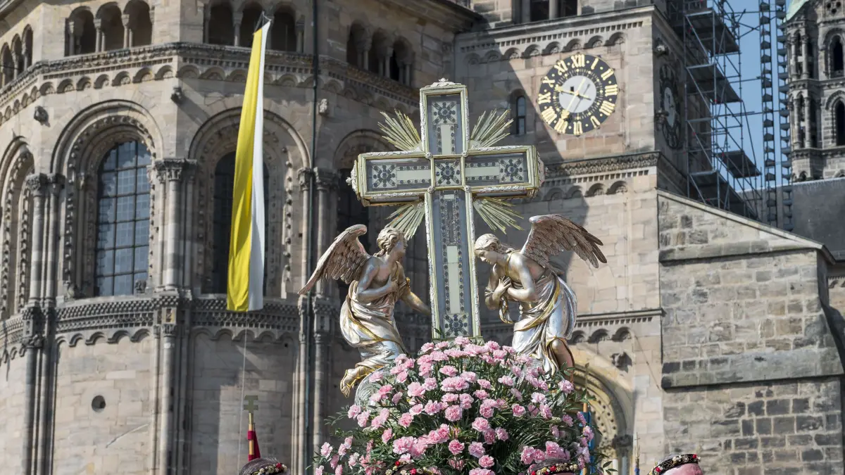 Am Fronleichnam finden vielerorts christliche Prozessionen statt. Sie sollen an die Gegenwart Jesus Christus erinnern. Wo ist Fronleichnam Feiertag? Hier gibt es die Infos.