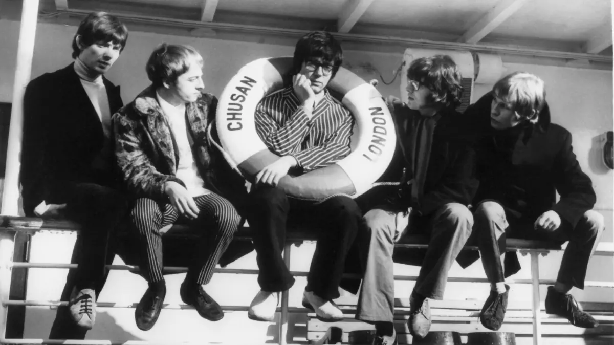 Der britische Musiker und Bandleader Manfred Mann (M, mit Rettungsring) und Klaus Voorman (v. l.), Mike Hugg, Tom McGuinness und Mike d'Abo auf einem undatierten Foto der 1960er-Jahre