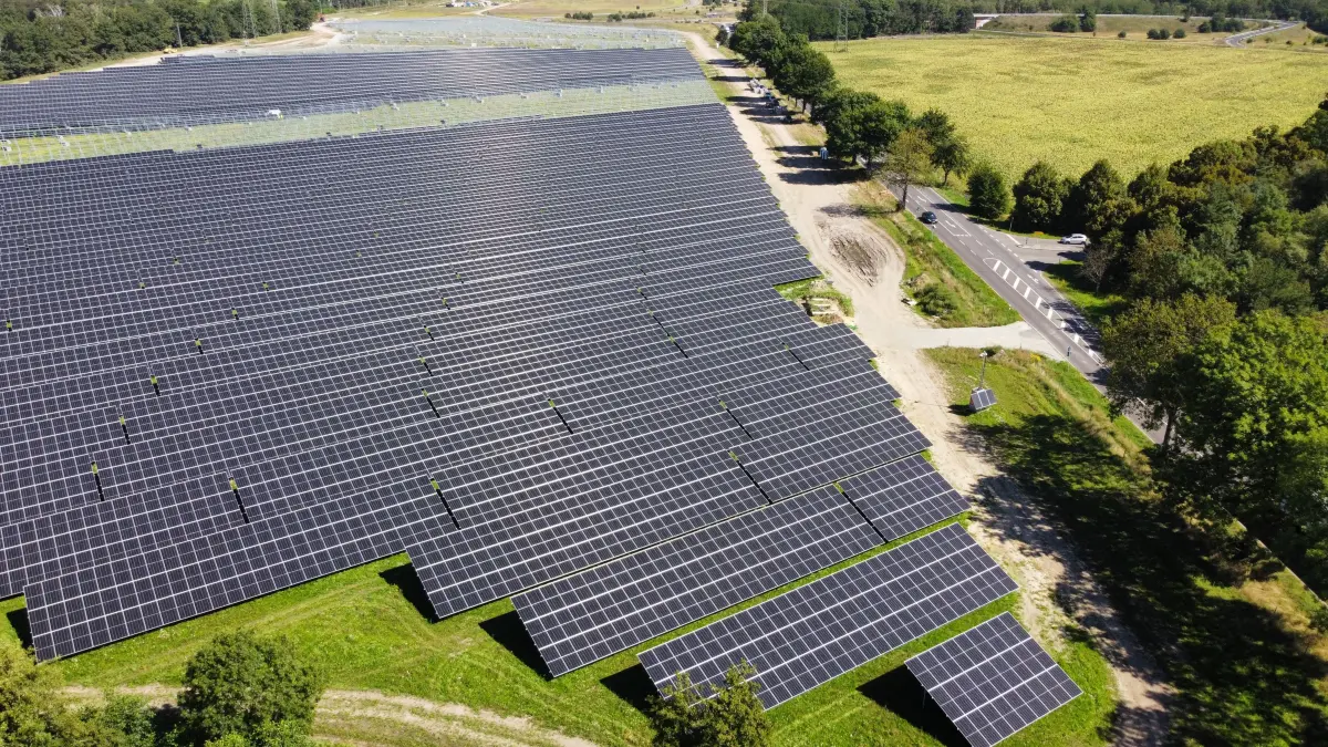 Vor den Toren von Drebkau ist der Solarpark Laubst entstanden - hier während der Aufbauphase. Ende 2025 ging er ans Netz.