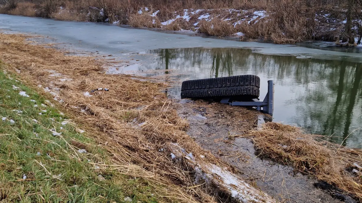 Ein Bagger des Wasser- und Bodenverbands "Nördlicher Spreewald" ist ins Wasser gekippt. Der Verband hat bereits eine Vermutung, warum das passiert ist.