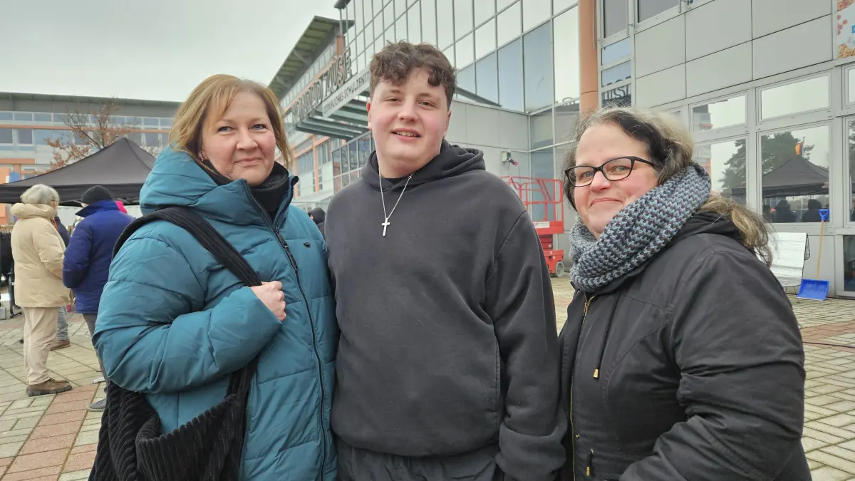 Beim Zukunfts-Wintermarkt am BSZ „Konrad Zuse“: Joel Kauschmann (16) aus Lauta und seine Mutter Doreen Kauschmann (48, l.) informieren sich bei Annett Heidrich (51, re.), Pflegedienstleiterin der Caritas Sozialstation Hoyerswerda, über die Ausbildung in der Pflege.