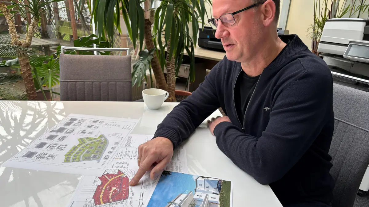 Frank Schmidtke, Geschäftsführer der Cottbuser Firma Global Massivhaus GmbH & Co.KG, möchte am Ernst-Heilmann-Weg und am Fehrower Weg in Cottbus-Schmellwitz rund 125 neue Wohnungen errichten. Um eine Einigung mit den Anwohnern der benachbarten Siedlung zu erzielen, hat er einen neuen Vorschlag unterbreitet.