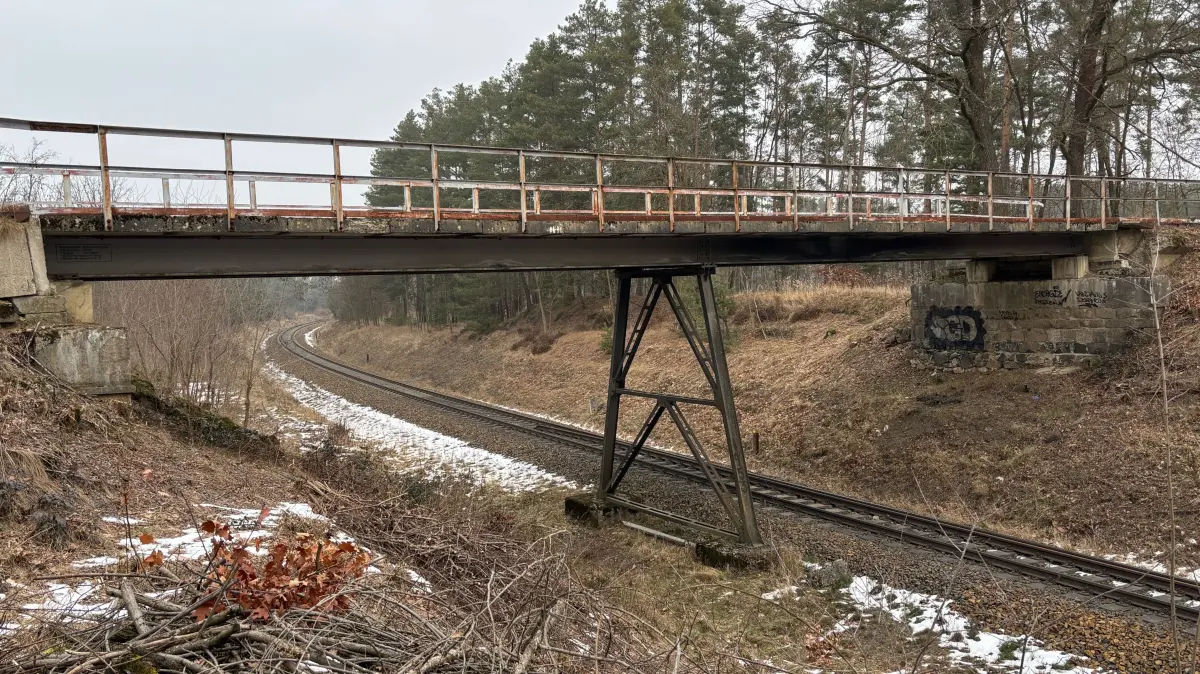 So sieht die Tornsche Brücke in der verlängerten Rosa-Luxemburg-Straße in Hohenbocka aus. Sie überquert die Bahntrasse von Hosena nach Kamenz.