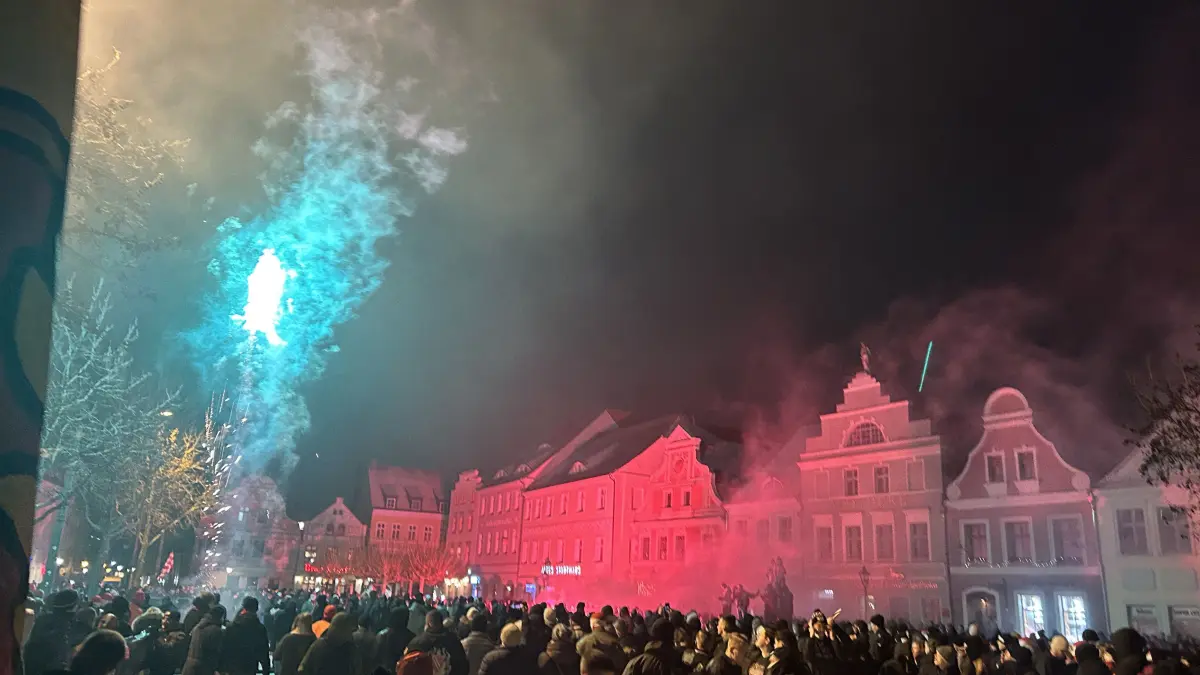 Energie-Cottbus-Fans feiern 60. Vereinsgeburtstag am Altmarkt