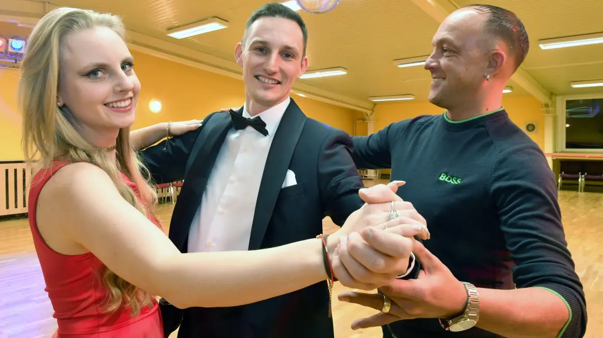 Teilnehmer am Dresdener Semper- Opernball am 6. Februar trainieren in Elsterwerda bei der Tanzschule Lax : Teilnehmer am Dresdener Semper- Opernball am 6. Februar trainieren in Elsterwerda bei der Tanzschule Lax
- Auf dem Foto sind die Tanzschüler Jasmin Binder, Florian John und Tanzlehrer Mathias Scheibner aus Dresden zu sehen