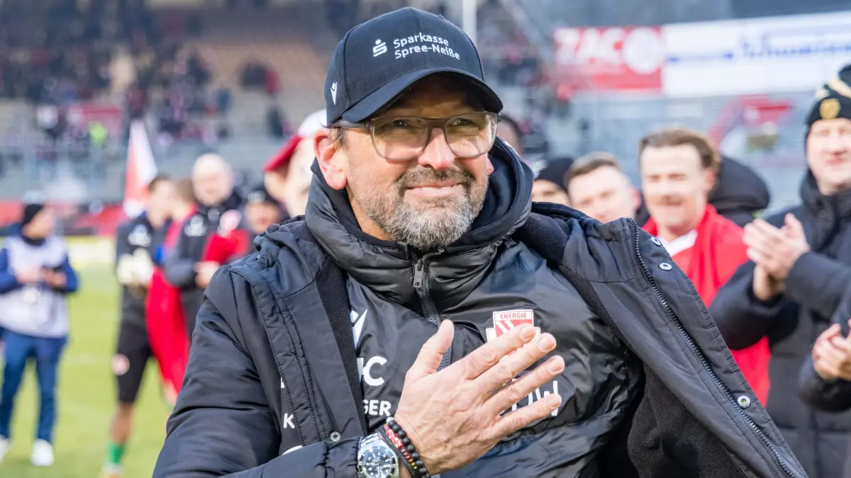 3. Liga Saison 25/26 FC Energie Cottbus vs TSG 1899 Hoffenheim II: Fußball: Dritte Liga, FC Energie Cottbus - VfB Stuttgart II, LEAG Energie Stadion: Cheftrainer Claus-Dieter Wollitz (FC Energie Cottbus) hält die Hand in Richtung seines Herzens.