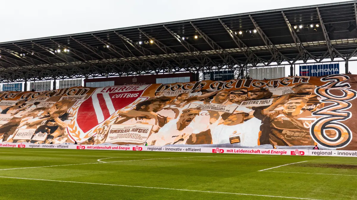 3. Liga Saison 25/26 FC Energie Cottbus vs TSG 1899 Hoffenheim II: Fußball: Dritte Liga, FC Energie Cottbus - VfB Stuttgart II, LEAG Energie Stadion: Ein Transparent ist über eine Tribüne gespannt. Der Verein feiert heute sein 60-jähriges Bestehen.