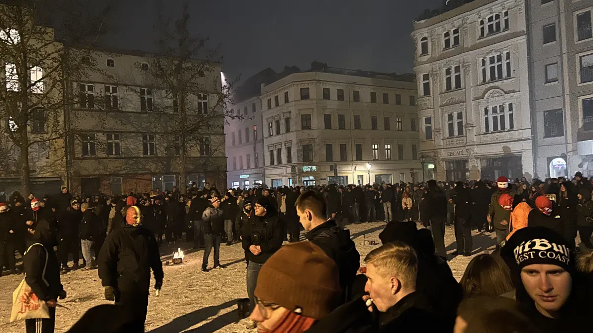 Energie-Cottbus-Fans feiern 60. Vereinsgeburtstag am Altmarkt