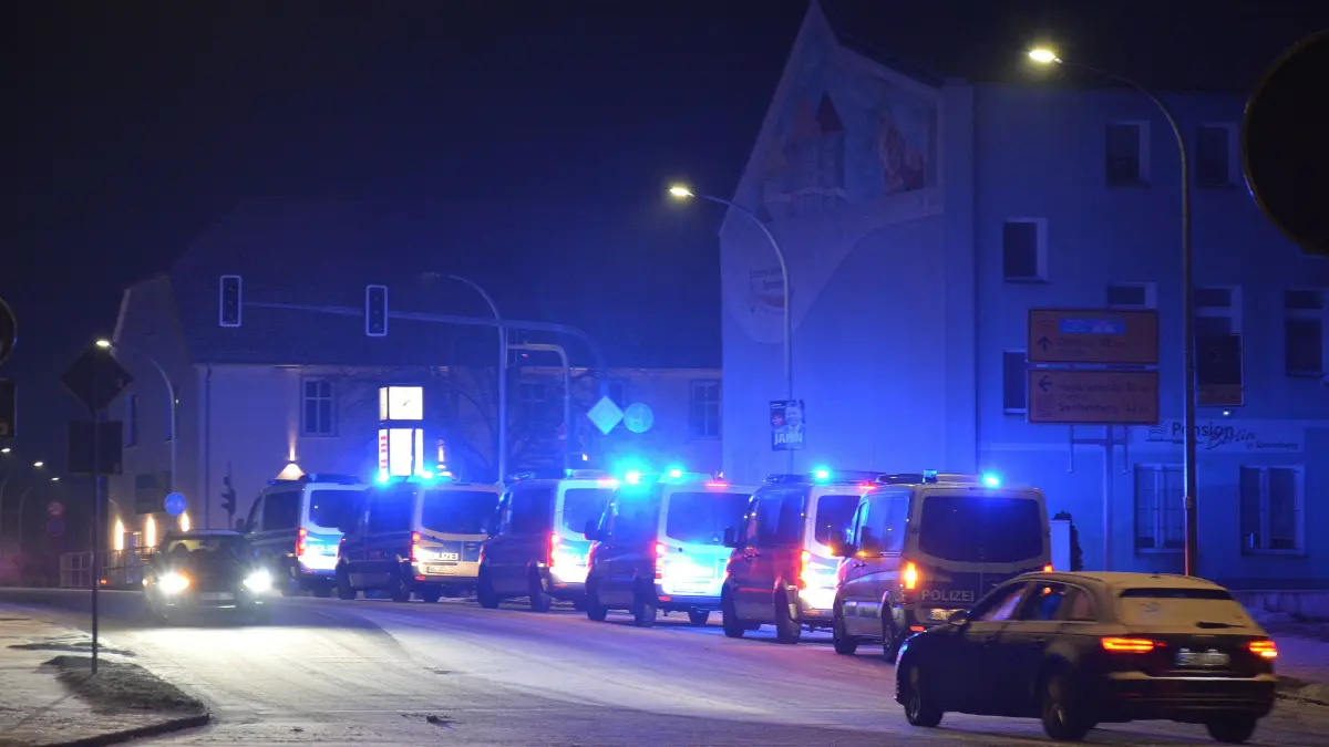 Polizeieinsatz in Spremberg nach dem Feuerwerk zum 60. Geburtstag des FC Energie Cottbus. Nach der friedlichen Party hat sich in Spremberg dann Ärger zusammengebraut.