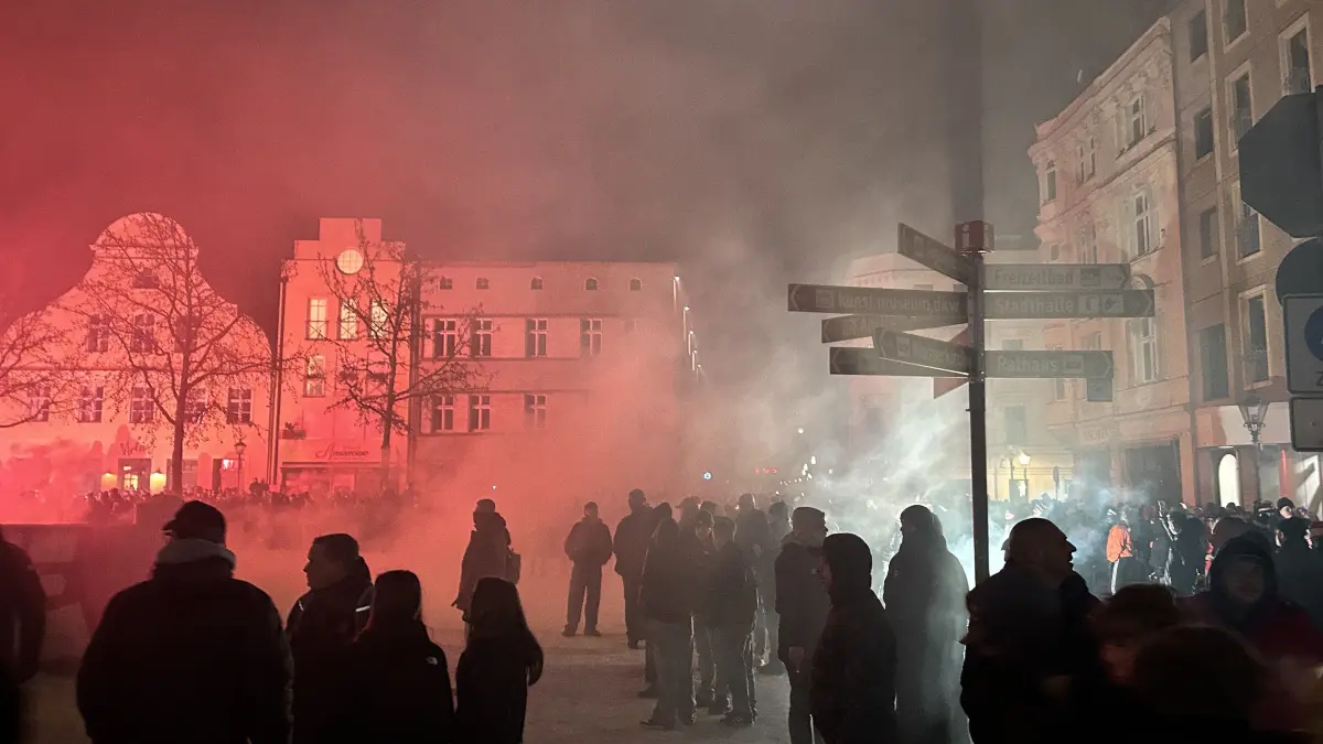 Energie-Cottbus-Fans feiern 60. Vereinsgeburtstag am Altmarkt