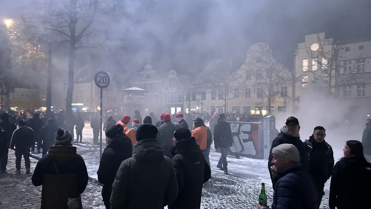 Energie-Cottbus-Fans feiern 60. Vereinsgeburtstag am Altmarkt