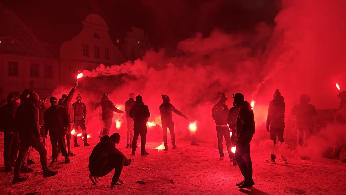 Energie-Cottbus-Fans feiern 60. Vereinsgeburtstag am Altmarkt