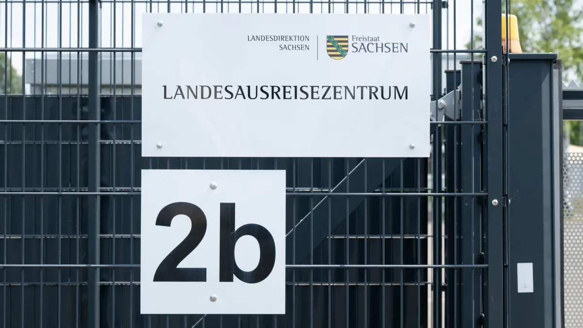 Landesausreisezentrum Sachsen: ARCHIV - 18.06.2025, Sachsen, Dresden: Ein Zaun umgibt auf dem Gelände der Landesdirektion Sachsen die Container eines Landesausreisezentrums. (zu dpa: «Streit im Dresdner Ausreisezentrum – Mann verletzt») Foto: Sebastian Kahnert/dpa +++ dpa-Bildfunk +++