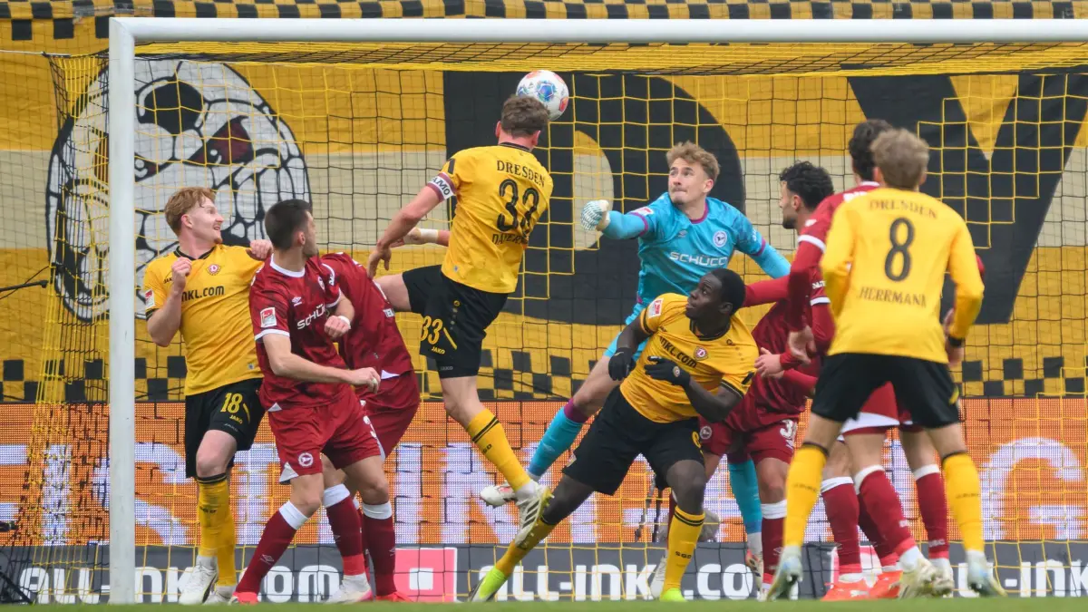 SG Dynamo Dresden - Arminia Bielefeld: 01.02.2026, Sachsen, Dresden: Fußball: 2. Bundesliga, SG Dynamo Dresden - Arminia Bielefeld, 20. Spieltag, Rudolf-Harbig-Stadion, Christoph Daferner (Dynamo Dresden, 4.v.l.) erzielt das Tor zum 1:0. Foto: Robert Michael/dpa - WICHTIGER HINWEIS: Gemäß den Vorgaben der DFL Deutsche Fußball Liga bzw. des DFB Deutscher Fußball-Bund ist es untersagt, in dem Stadion und/oder vom Spiel angefertigte Fotoaufnahmen in Form von Sequenzbildern und/oder videoähnlichen Fotostrecken zu verwerten bzw. verwerten zu lassen. +++ dpa-Bildfunk +++