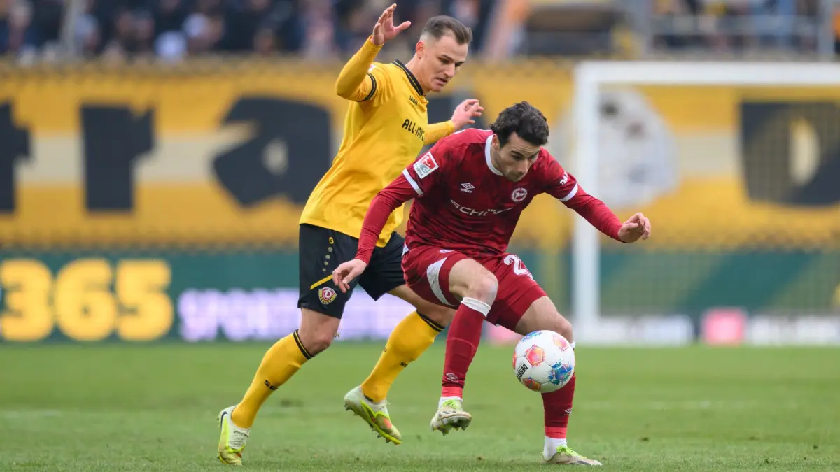 SG Dynamo Dresden - Arminia Bielefeld: 01.02.2026, Sachsen, Dresden: Fußball: 2. Bundesliga, SG Dynamo Dresden - Arminia Bielefeld, 20. Spieltag, Rudolf-Harbig-Stadion, Jakob Lemmer (Dynamo Dresden, l) gegen Christopher Lannert (Arminia Bielefeld). Foto: Robert Michael/dpa - WICHTIGER HINWEIS: Gemäß den Vorgaben der DFL Deutsche Fußball Liga bzw. des DFB Deutscher Fußball-Bund ist es untersagt, in dem Stadion und/oder vom Spiel angefertigte Fotoaufnahmen in Form von Sequenzbildern und/oder videoähnlichen Fotostrecken zu verwerten bzw. verwerten zu lassen. +++ dpa-Bildfunk +++
