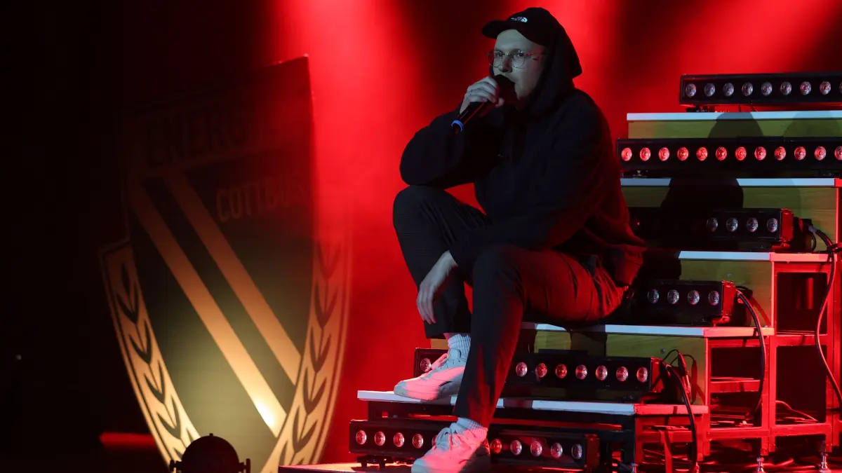 Rapper Krom hat Energie Cottbus zum Geburtstag den Song "Rausch" gewidmet.