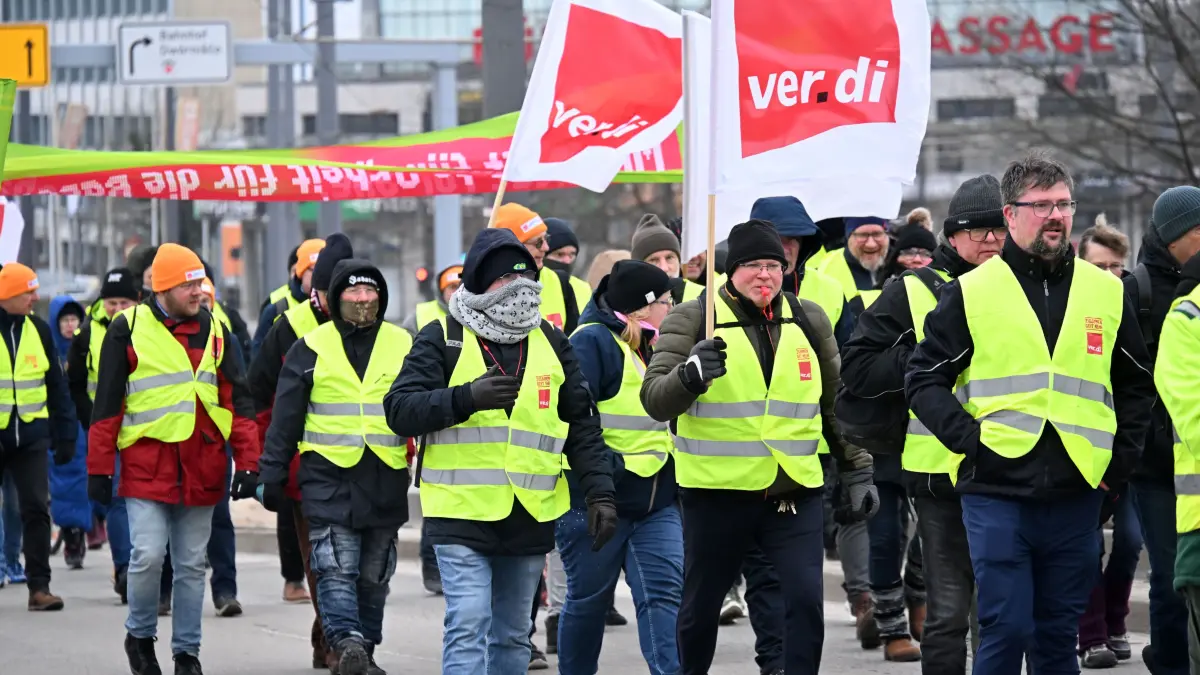 Warnstreik Cottbusverkehr: Verdi hat für den heutigen Montag zum großen Warnstreik im Brandenburger Nahverkehr aufgerufen. Mit den Arbeitsniederlegungen wollen die Beschäftigten Druck auf die Arbeitgeber ausüben, endlich ein verhandlungsfähiges Angebot in den laufenden Tarifverhandlungen vorzulegen. Auch die regionalen Unternehmen Cottbusverkehr und Spree-Neiße Cottbusverkehr werden bestreikt. Es ist mit erheblichen Auswirkungen auf den Bus- und Straßenbahnverkehr in Spree-Neiße und Cottbus zu rechnen. Dennoch fuhren in Cottbus Strassenbahnen. Dessen Fahrer wurden von den Teilnehmern der Auftaktkundgebung am Hauptbahnhof vor ihrem Marsch zur Abschlusskundgebung zum Stadthaus am Erich Kästner Platz als Streikbrecher bezeichnet.