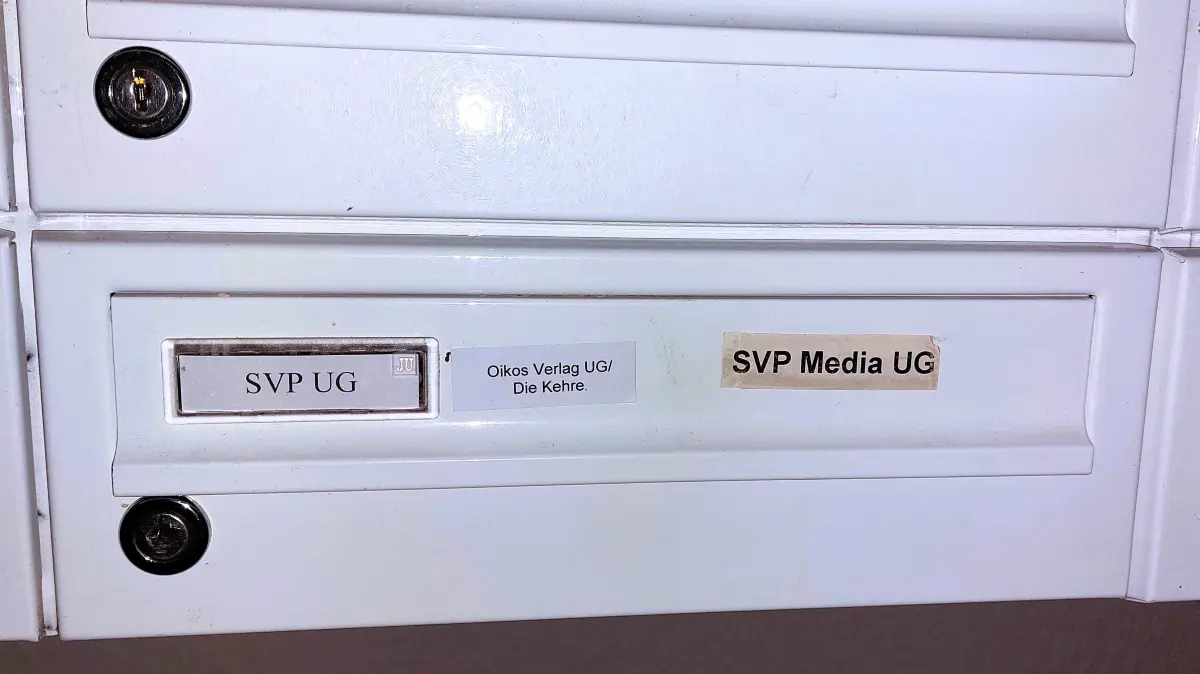 Zusammen auf einem Briefkasten am Stadtring 3a in Cottbus: Der Oikos-Verlag und SVP-Media mit dem Label Subversion-Records.
