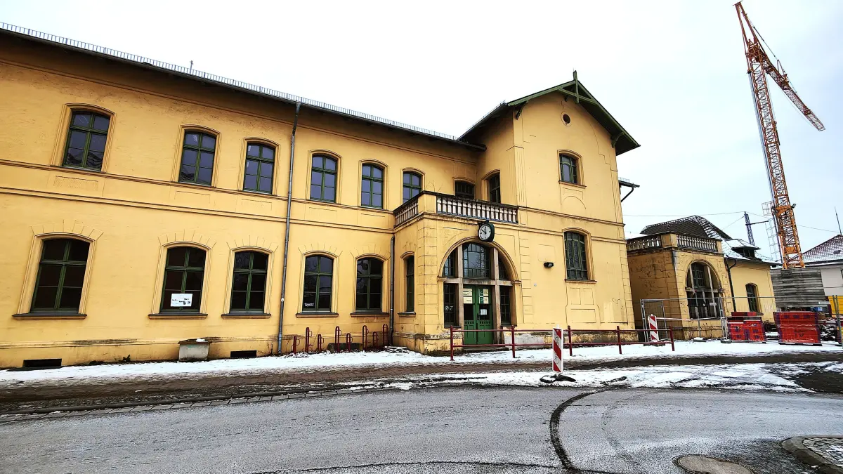 Das Bahnhofsgebäude ist nicht Teil der Sanierung der Bahnanlagen. Hier will die Stadt aktiv werden.