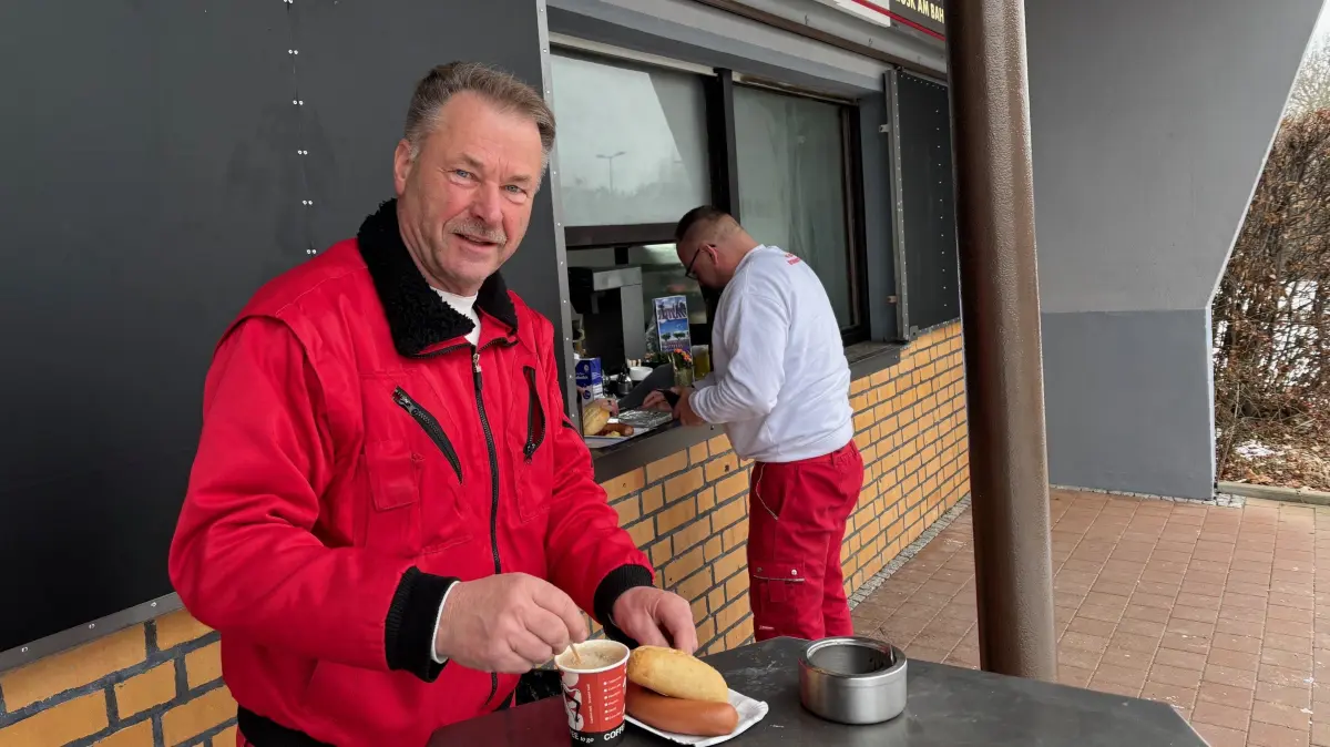 Pause vor dem Imbiss am Bahnhof: Trotz der Kälte haben Gerd Walter und Ronny Tassler von Lausitz Transfer einen Stopp eingelegt.