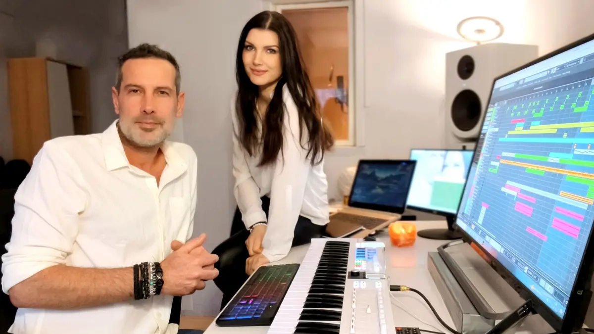Im Tonstudio in Lauchhammer arbeiten Musikproduzent Enrico Cibulka und Sängerin Anne Schlesinger an ihrem gemeinsamen Projekt „Rose of Glass“.