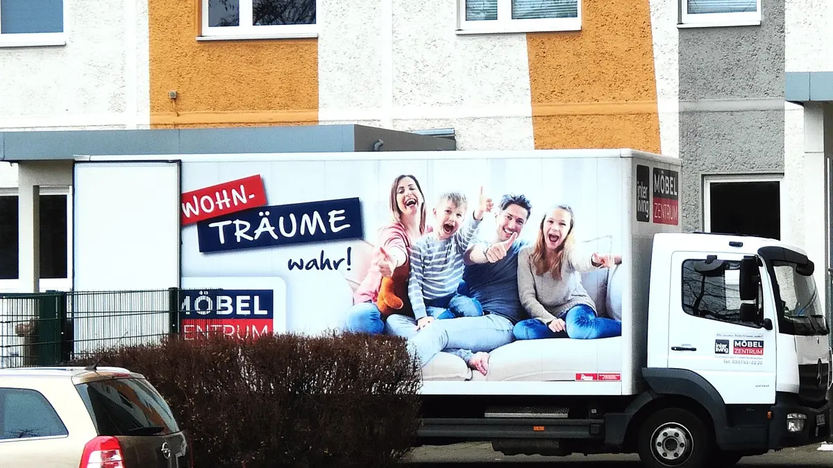 In Hoyerswerda bringen mehr Umzugswagen das Hab und Gut zugezogener Bürger in die Stadt.