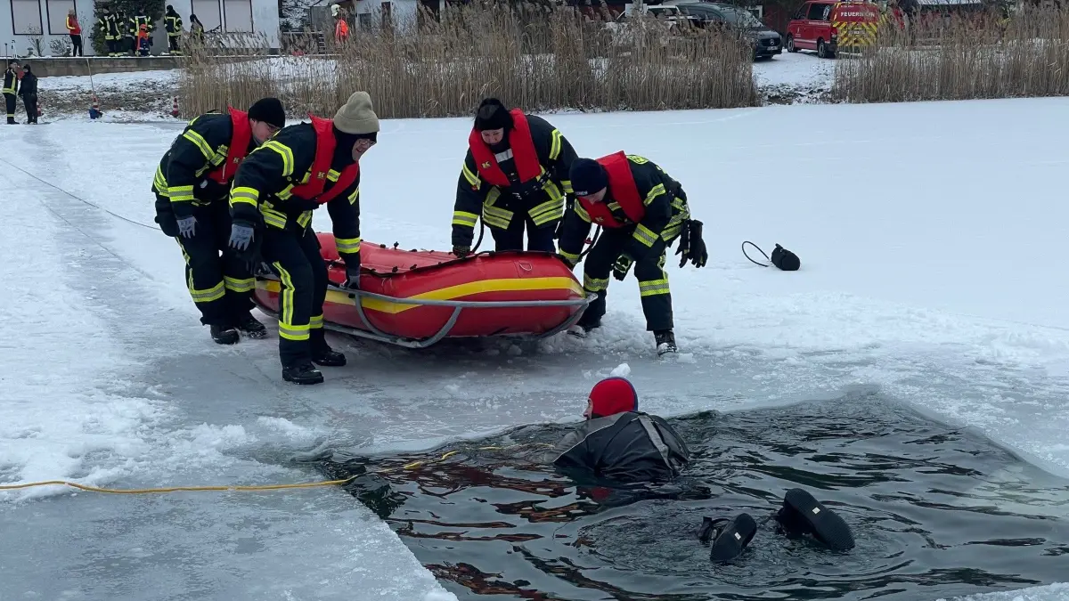 Ein Mensch ist ins Eis eingebrochen. Kameraden der Feuerwehren aus Elsterwerda und Bad Liebenwerda haben im Waldbad Zeischa den Ernstfall geübt.