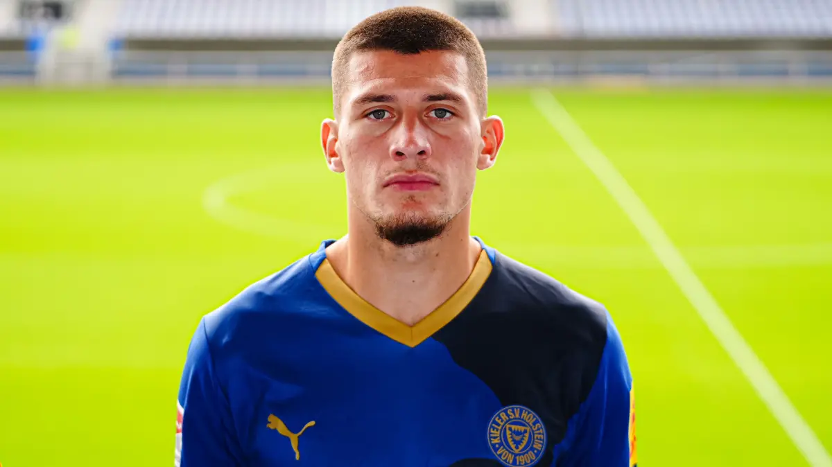 Mladen Cvjetinovic; Holstein Kiel #17
GER, Holstein Kiel, 2. Bundesliga, Portraettermin 2025/2026
Foto: Eibner-Pressefoto/Marcel von Fehrn