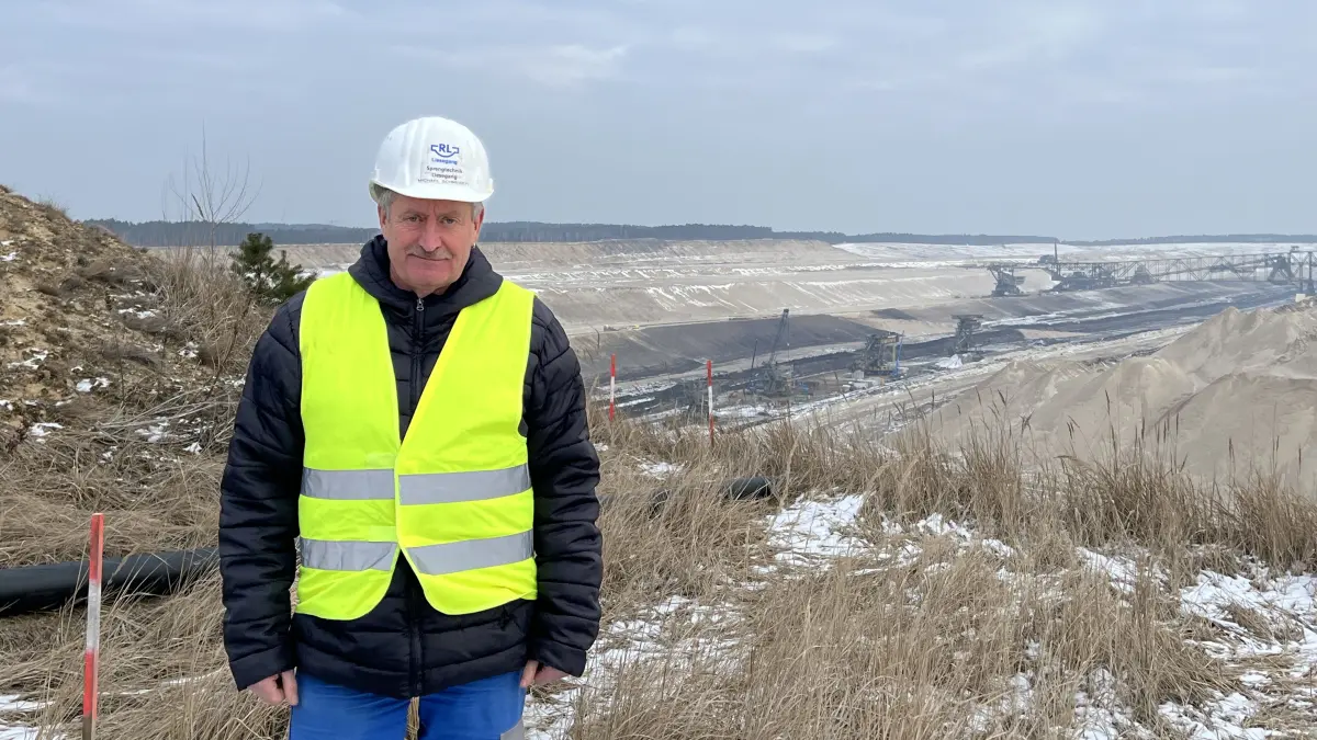 Sprengmeister Michael Schneider vor der F60 in Jänschwalde: Am kommenden Donnerstag (5. Februar 2026) wird dieses Symbol der Lausitz Geschichte sein. Welche Herausforderungen bringt eine solche Sprengung mit sich?