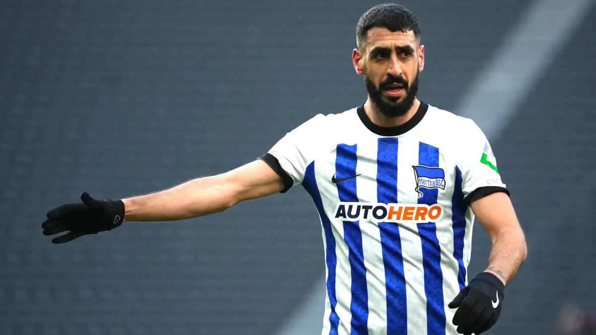 Fußball: Bundesliga, Hertha BSC - FSV Mainz 05, 24. Spieltag, Olympiastadion, Herthas Tolga Cigerci zeigt zur Seitenlinie. Der 31 Jahre alte Mittelfeldspieler ist am Dienstag wieder ins Mannschaftstraining eingestiegen. (zu dpa: «Cigerci zurück im Hertha-Mannschaftstraining - Uremovic fehlt») +++ dpa-Bildfunk +++