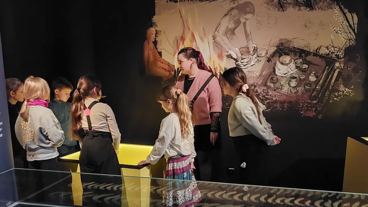 Kinder entdecken mit Museumspädagogin Marie Karutz im Kiasertrutz in Görlitz den 3.000 Jahre alten Bronzeschatz.